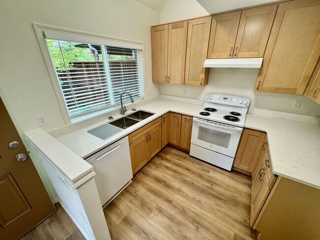 Foto del edificio - Two-Story Townhouse By Avery Park