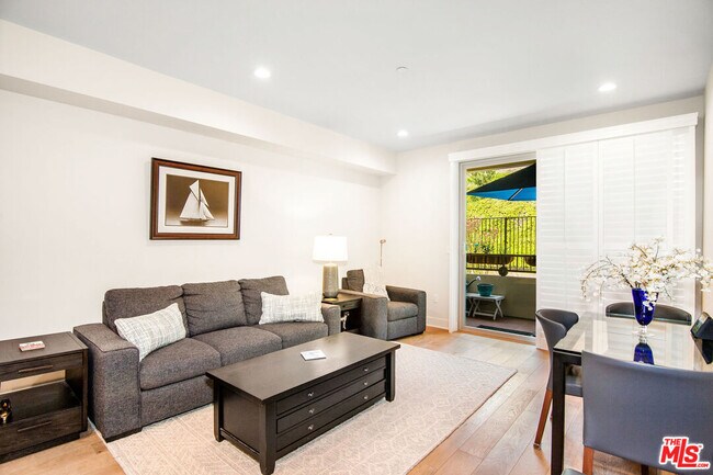 Building Photo - 627 Deep Valley Dr