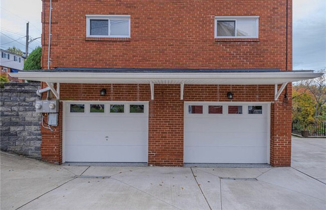 Building Photo - 348 Bracken Ave