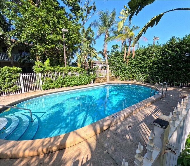 Foto del edificio - 1423 Holly Heights Dr