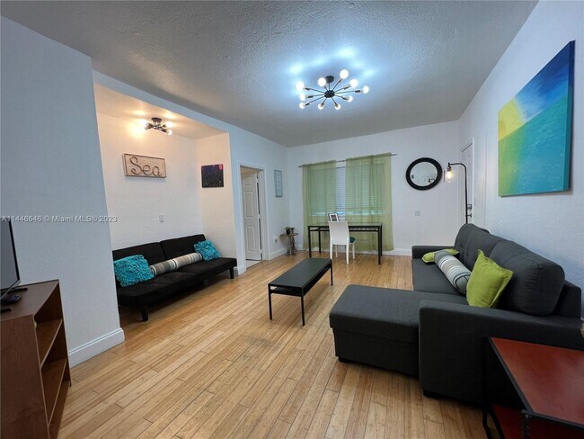Foto del edificio - 8415 Harding Ave