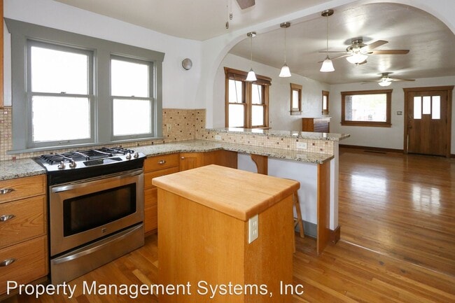 Building Photo - 2 br, 1 bath House - 564 E. Redondo Ave. (...