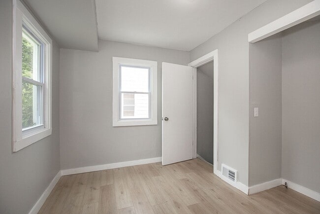 Building Photo - 3 Bedroom/1 Bath Single House Euclid!