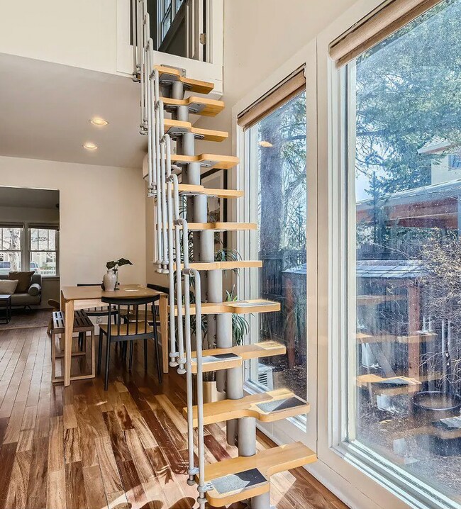 Escaleras al loft privado - 3147 8th St