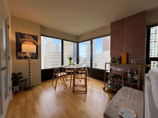 Foto del edificio - 30 E Huron St