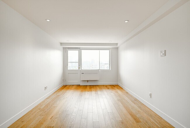 Building Photo - 3460 Rue Durocher