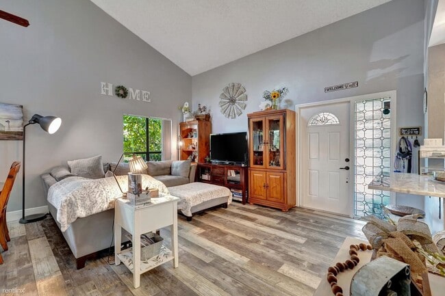 Building Photo - 3 br, 3 bath Townhome - 2242 NW 39th Ave
