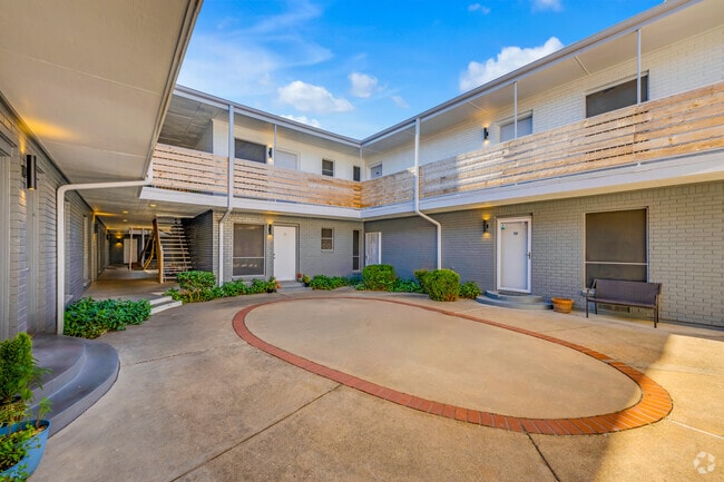 Courtyard - Shelby 2707 Apartments