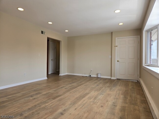 Building Photo - 94 Rose Pl