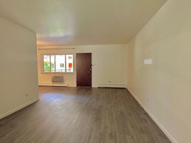 Foto del edificio - Spacious 1 Bed/1bath close to CU with Reserved Parking