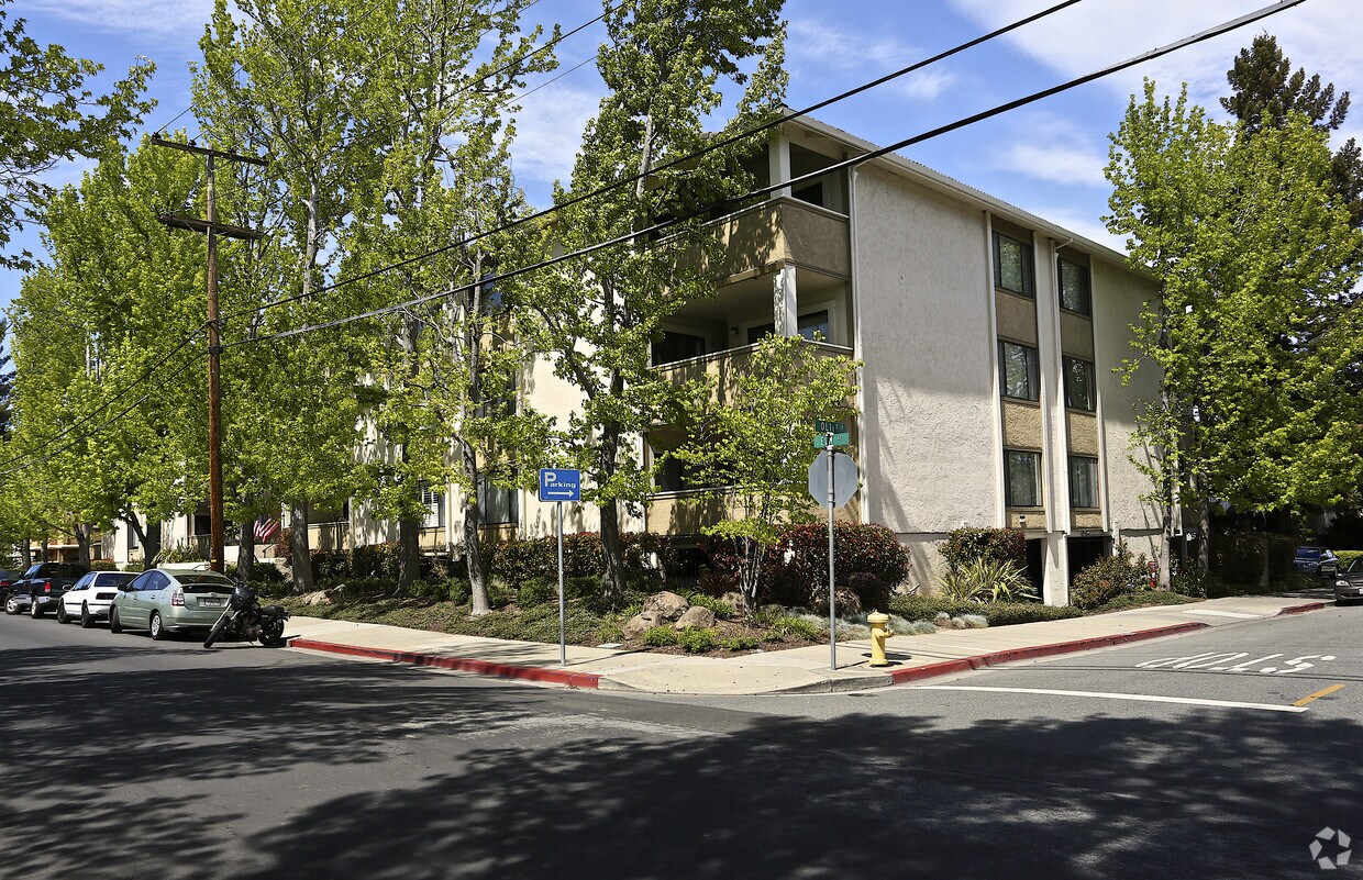 Building Photo - Elm Place