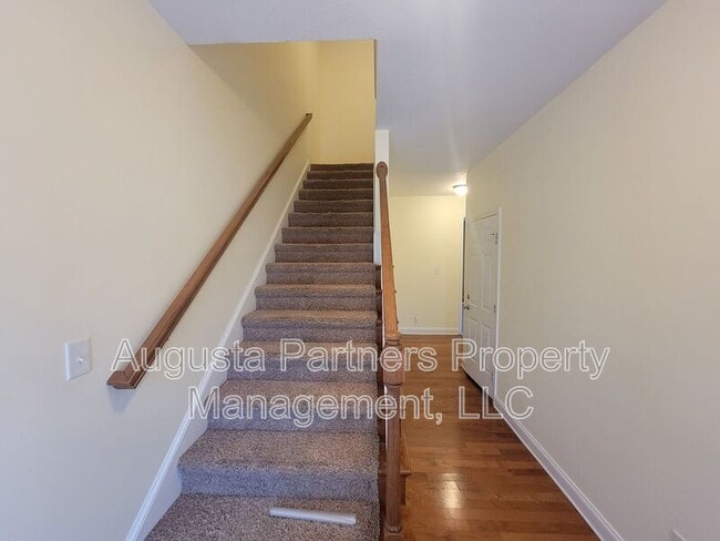 Building Photo - 420 Bowen Falls