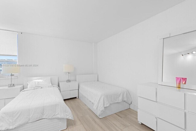 Building Photo - 1500 Bay Dr