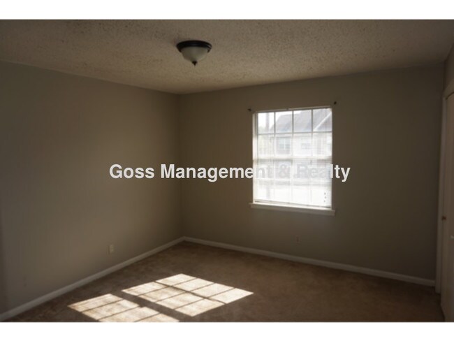 Building Photo - Two Bedroom Townhouse Near Pulaski Tech