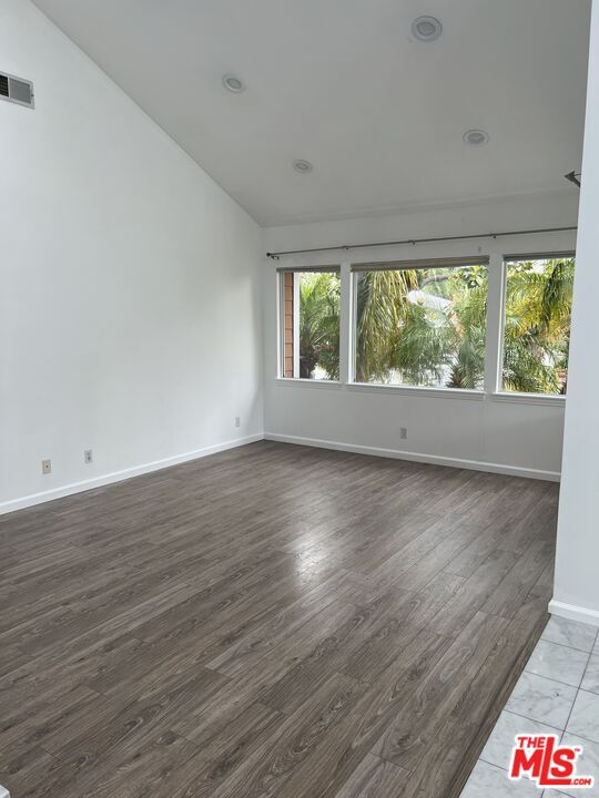 Foto del edificio - 8125 CREIGHTON Ave