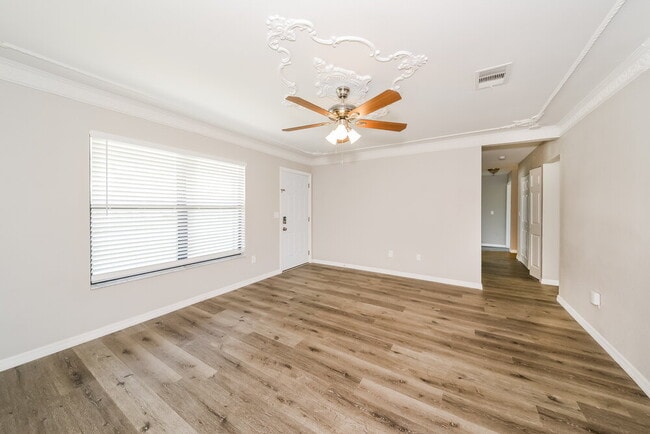 Foto del edificio - 5362 Trekell St