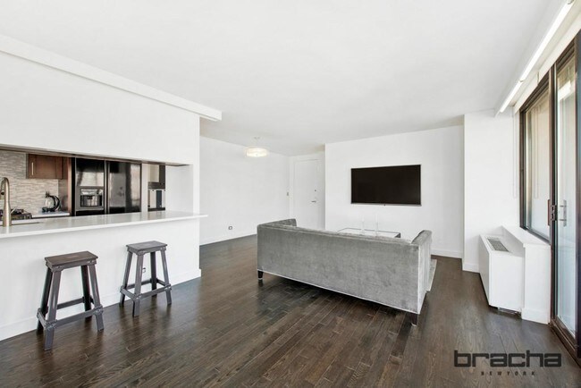 Building Photo - 300 E 62nd St