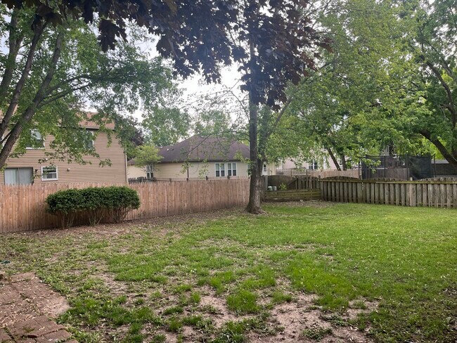 Foto del edificio - 821 Brentwood Dr