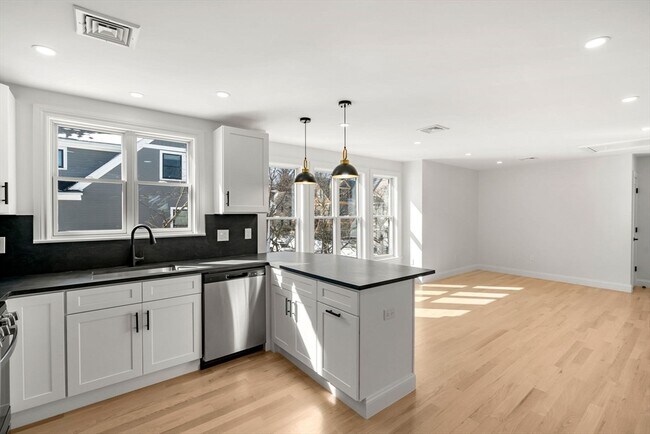 Building Photo - 55 Dustin St