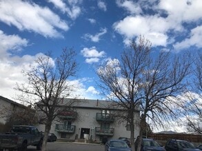 Building Photo - 2685 Acacia Ave