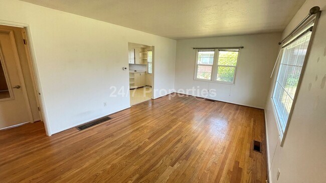 Foto del edificio - Cozy 2 BD | 1 BA Apartment w/ Full Basemen...