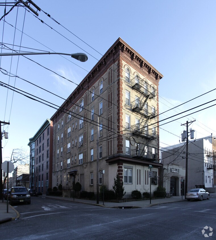 Primary Photo - 533 Monroe St