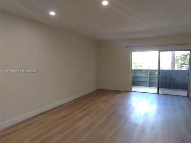 Foto del edificio - 8325 SW 72nd Ave