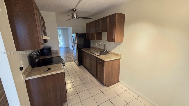Building Photo - 250 Jacaranda Dr