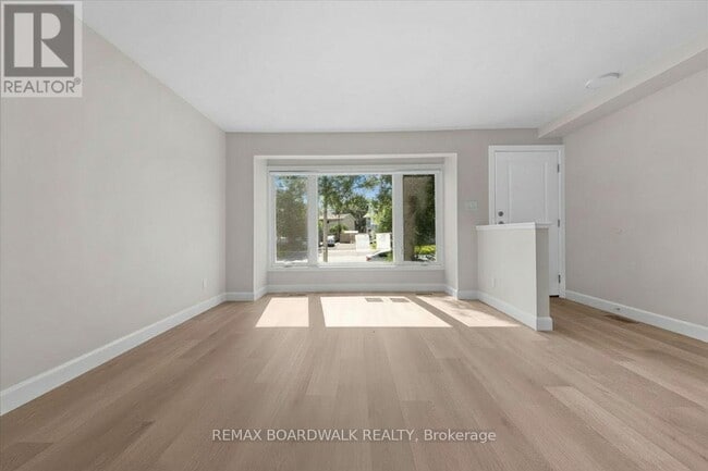 Building Photo - 999 Meadowlands Dr E