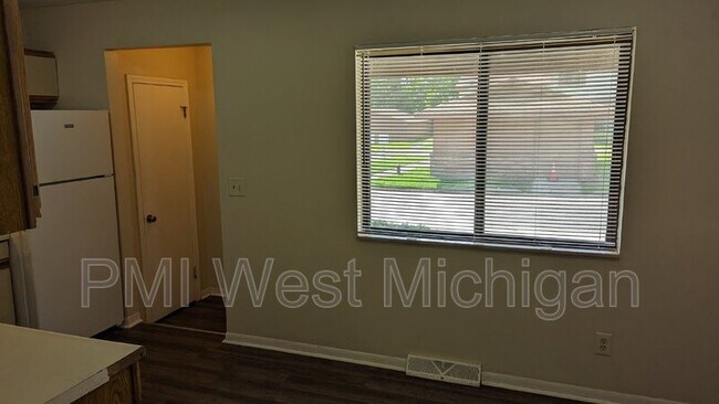 Foto del edificio - 6051 In the Pines Dr SE