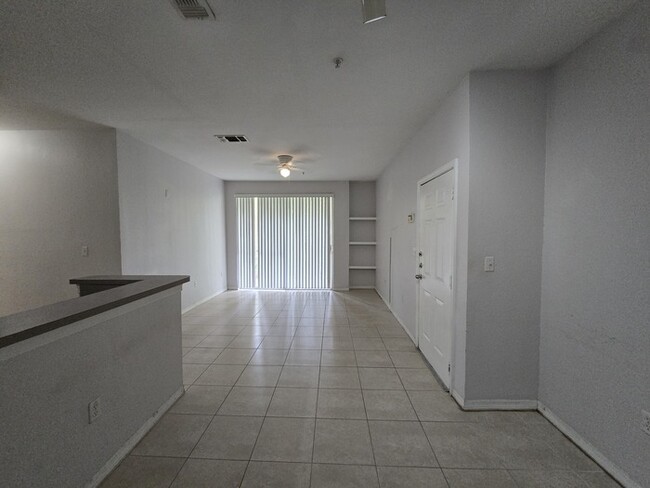 Foto del edificio - Great 2 Bed 1 Bath Ground floor condo in L...