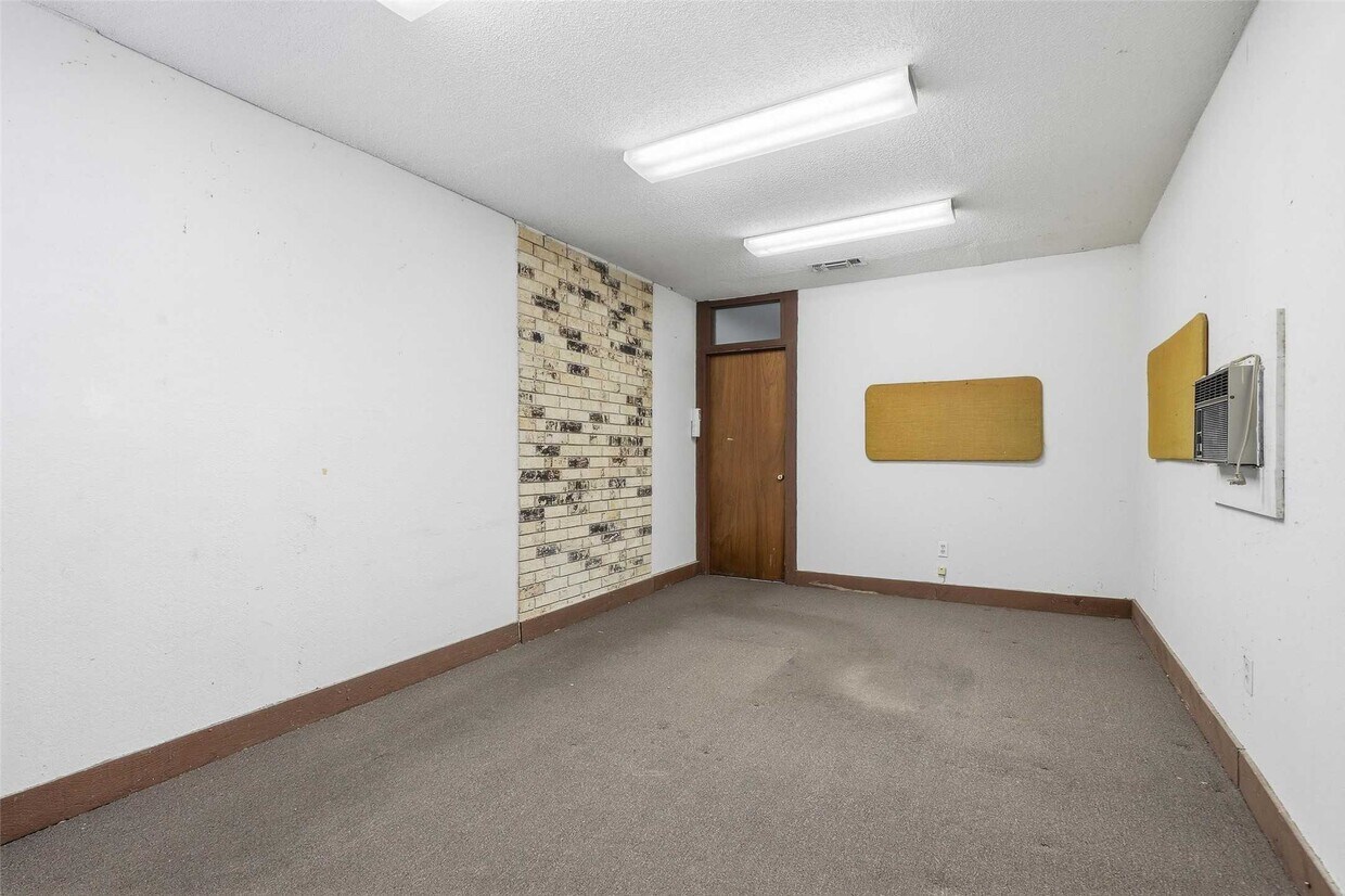 Building Photo - 2320 Meadow Crest