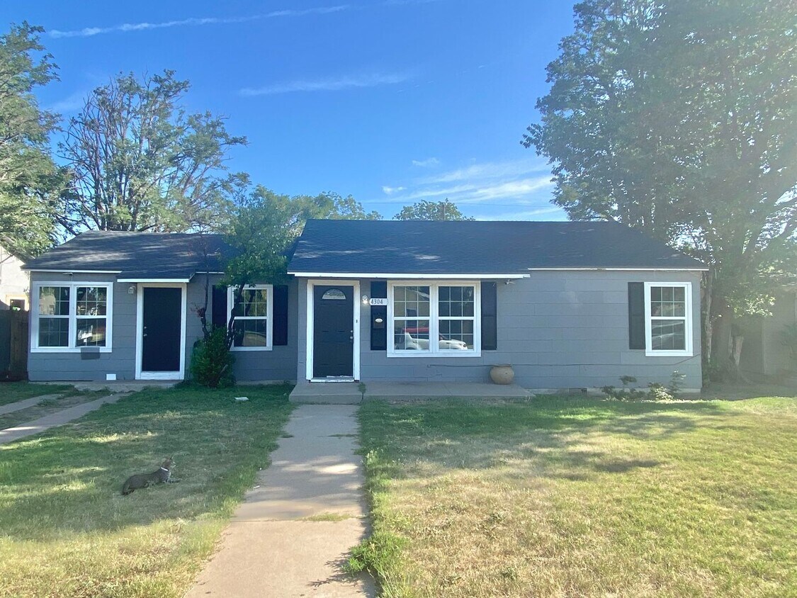 Primary Photo - Move In Special - First month half off of ...