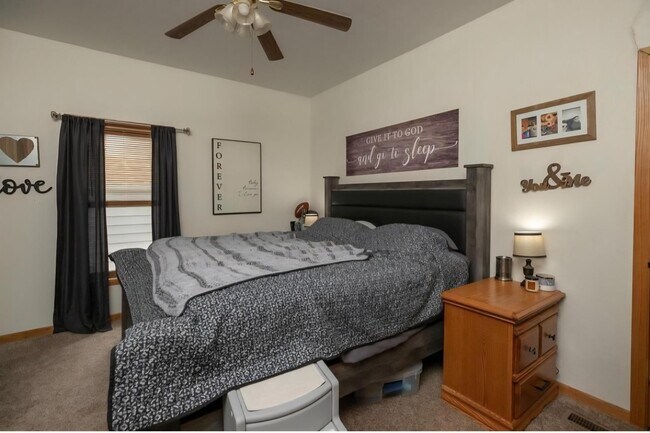 Foto del edificio - 611 4th Ave NW