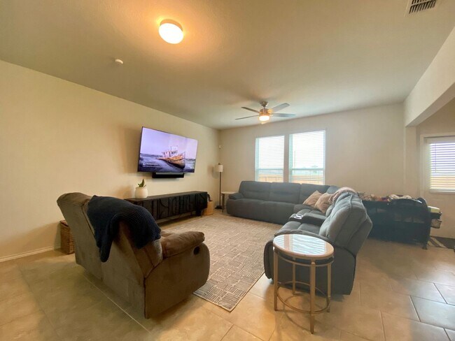 Foto del edificio - 3 Bedroom 2 1/2 bath Silver Canyon Subdivi...