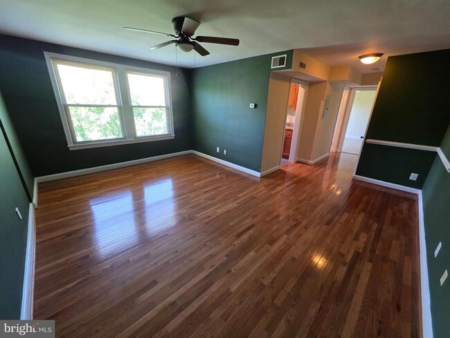 Building Photo - 4405 1st Pl NE