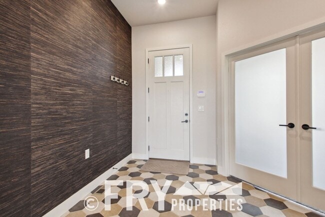 Building Photo - Stunning, Spacious 3bed/3bath Riverdale Ra...