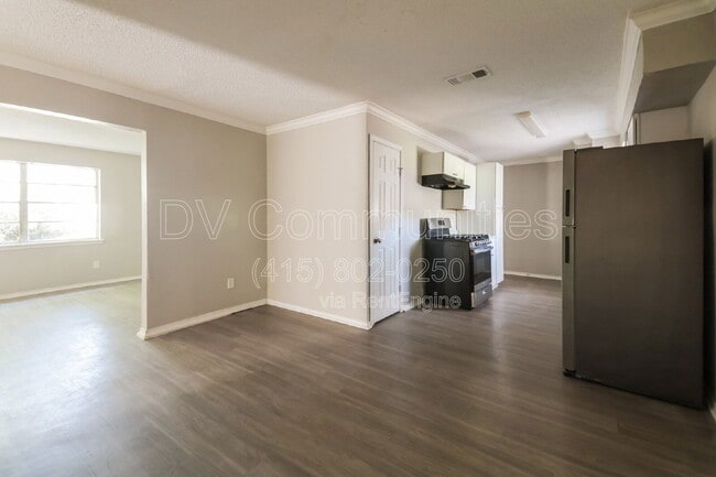 Foto del edificio - 4850 Bedford Dr