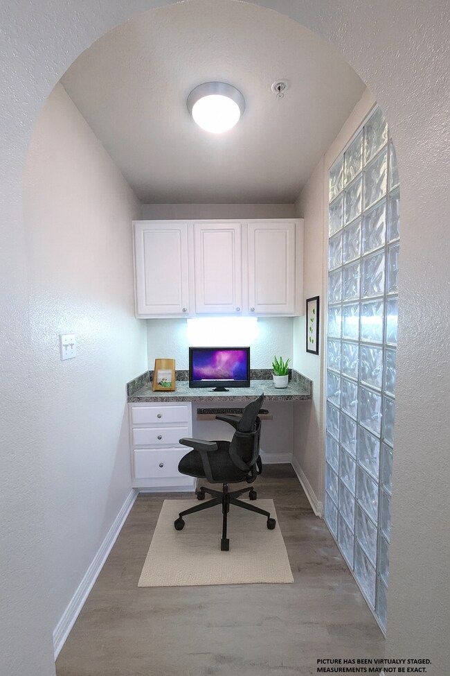 Building Photo - Spacious Updated 1x1  806 square feet! Top...
