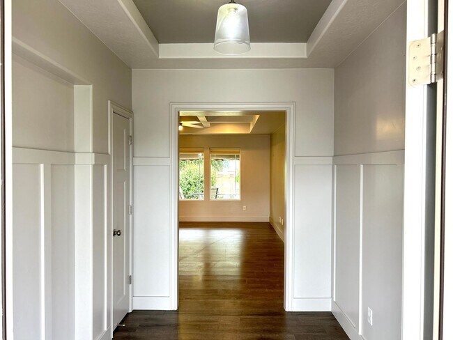 Building Photo - Lovely Single Family House Available!!!!