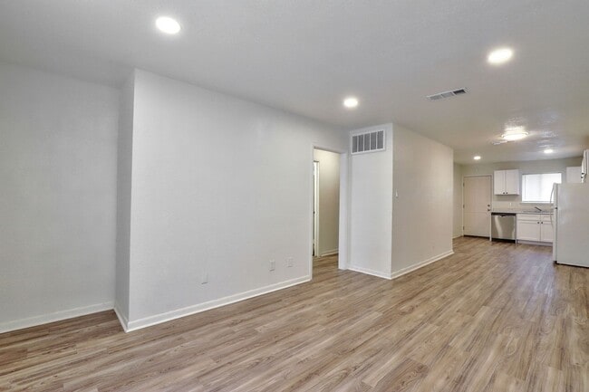 Building Photo - COMING SOON: 2 Bedroom 1 Bathroom Triplex