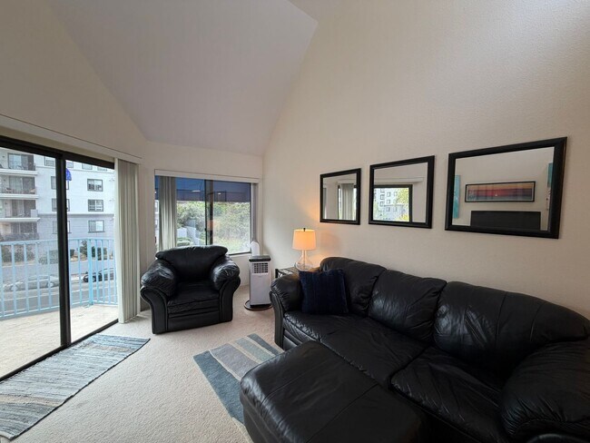 Foto del edificio - Light-Filled 1 Bed / 1 Bath Condo in UTC, San Diego – Skylights & Balcony
