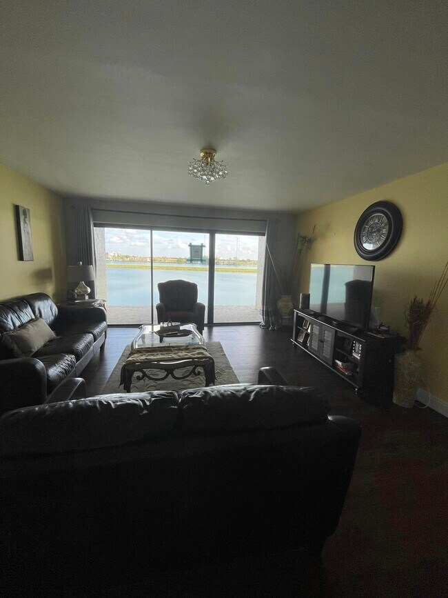 Foto del edificio - 605 Ives Dairy Rd