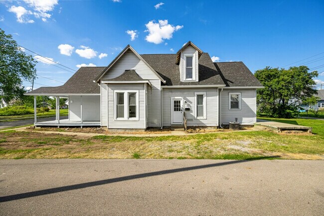 Building Photo - 639 Maple St