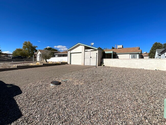 Building Photo - 2 Bedroom Single Story Home Near Northern ...