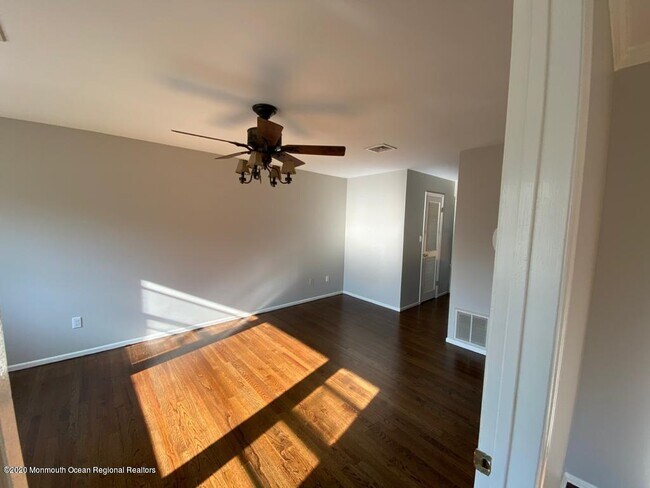 Foto del edificio - 472 Freehold Rd