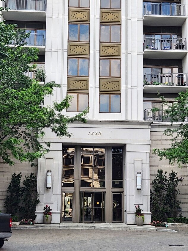 Primary Photo - 1322 S Prairie Ave