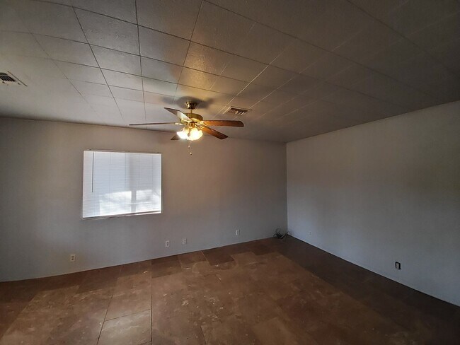 Building Photo - Three Bed/1 Bath with garage