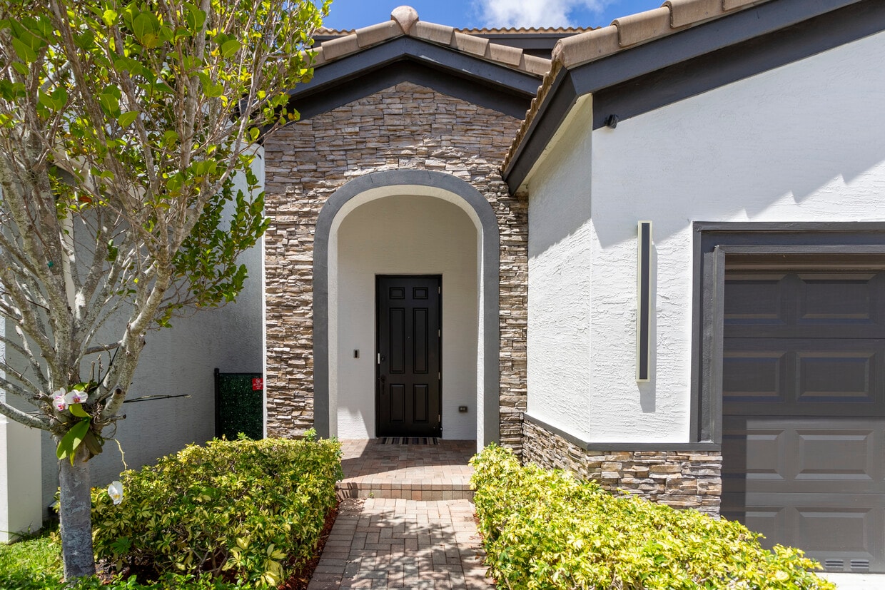 Foto principal - 635 NE 191st Terrace
