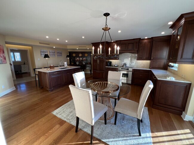 Dining - 9051 Gulf Shore Dr